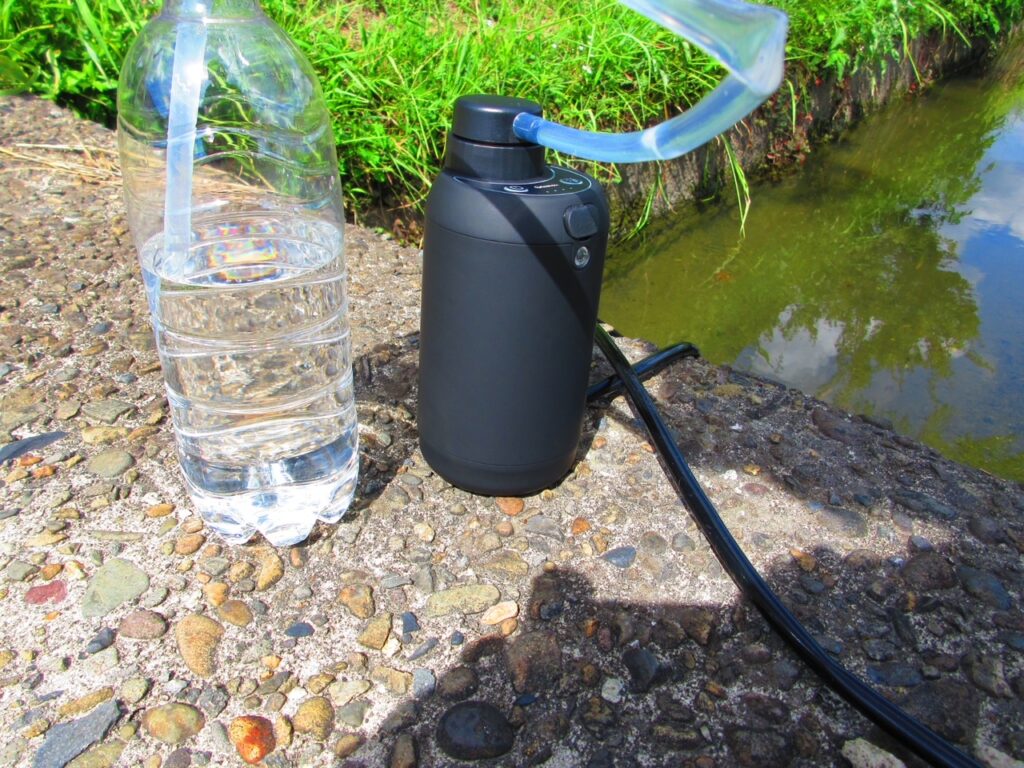 greeshowの電動携帯浄水器、ペットボトル、川、水